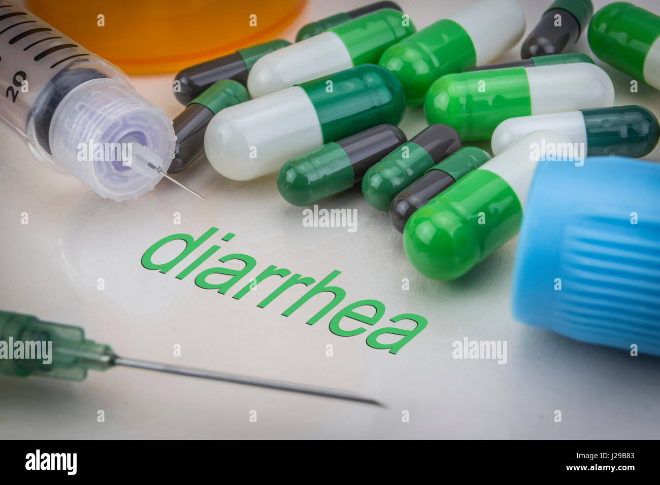 Diarrea, medicinali e siringhe come concetto di trattamento ordinario la salute Foto Stock