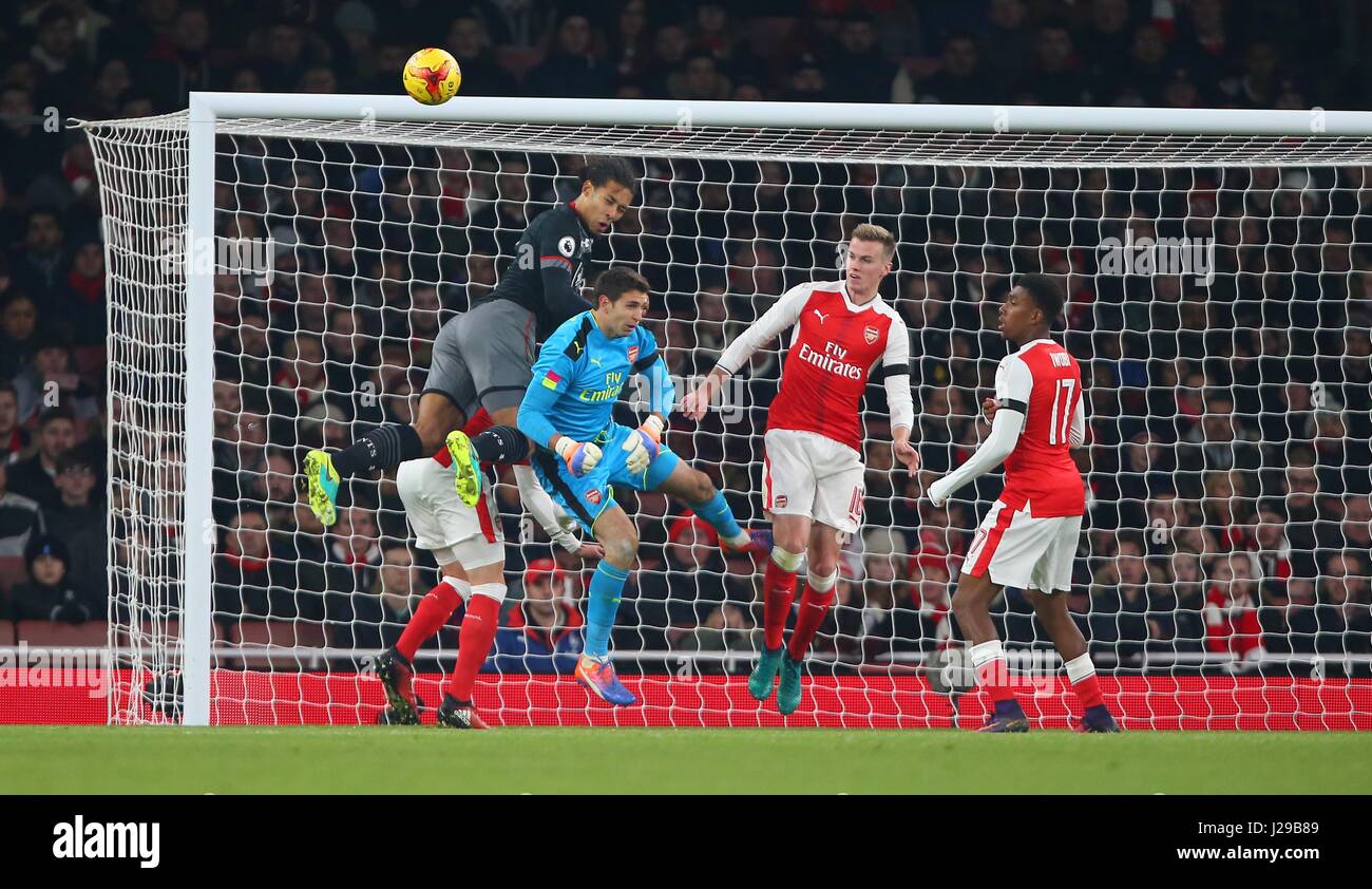 Virgilio van Dijk di Southampton si scontra con gli arsenali Emiliano Martinez durante la Coppa EFL Quater-match finale tra l'Arsenal e Southampton all'Emirates Stadium di Londra. Novembre 30, 2016. Solo uso editoriale - la FA Premier League e Football League immagini sono soggette a licenza DataCo vedere www.football-dataco.com Foto Stock