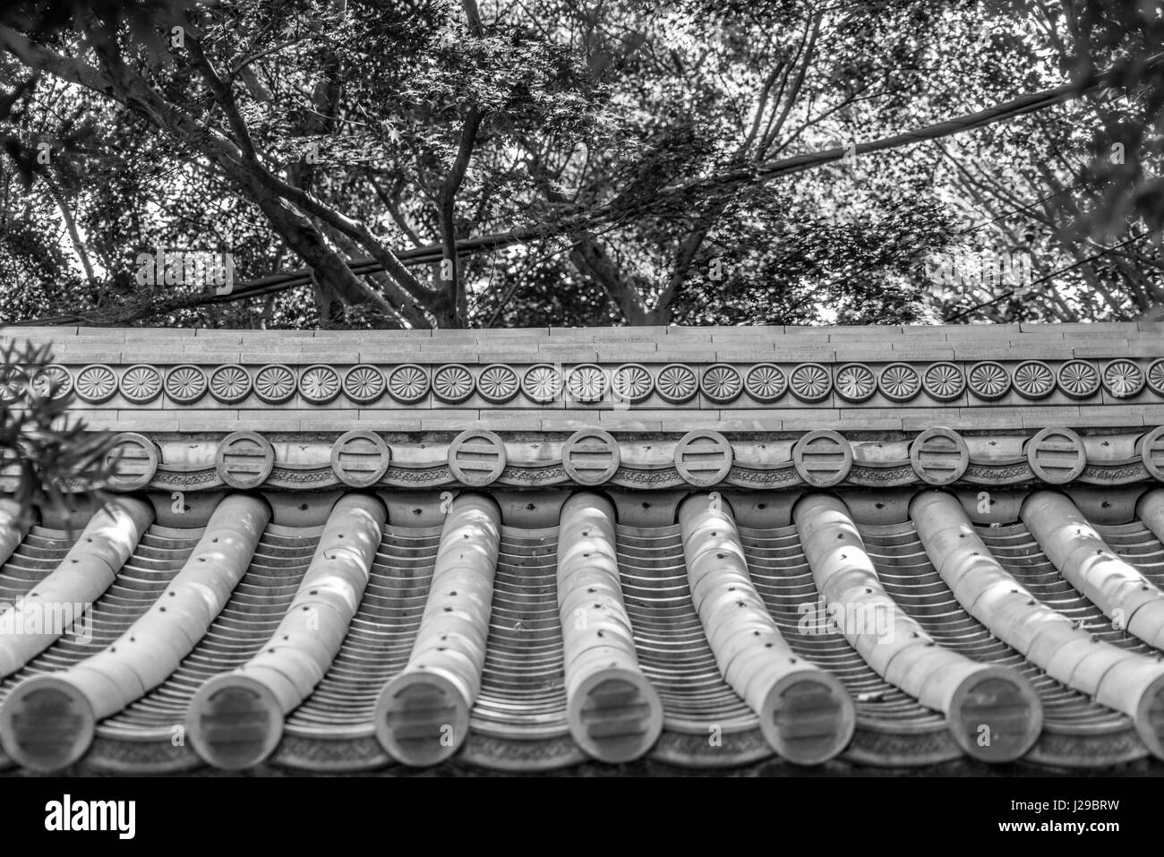 Kamakura, Giappone. Tetto tradizionale di Hokoku-ji da Kencho-ji scuola della setta Rinzai del Buddhismo Zen. Famosa per il suo giardino di bambù Foto Stock