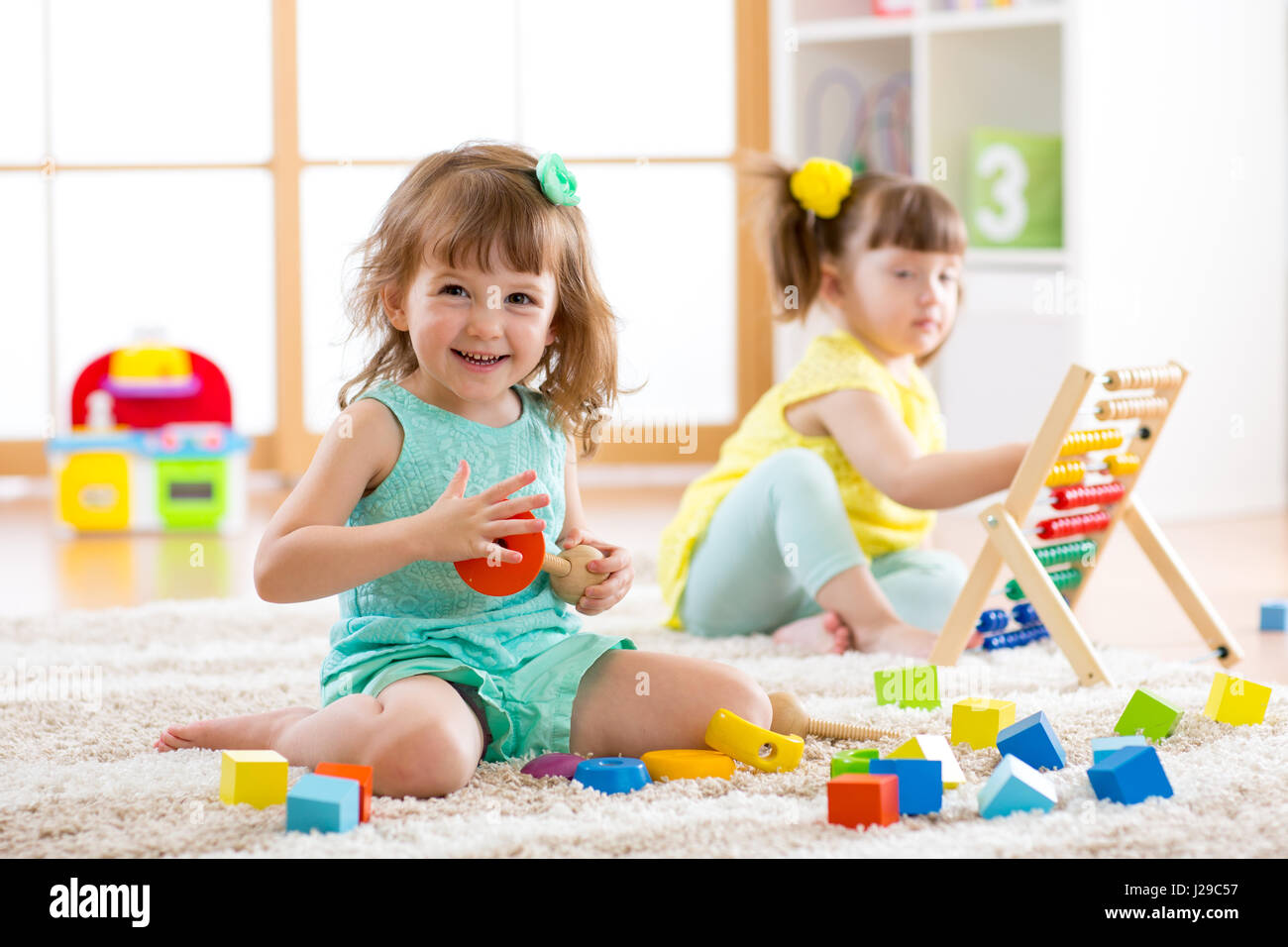 Adorabili bambini che giocano con i giocattoli colorati Foto Stock