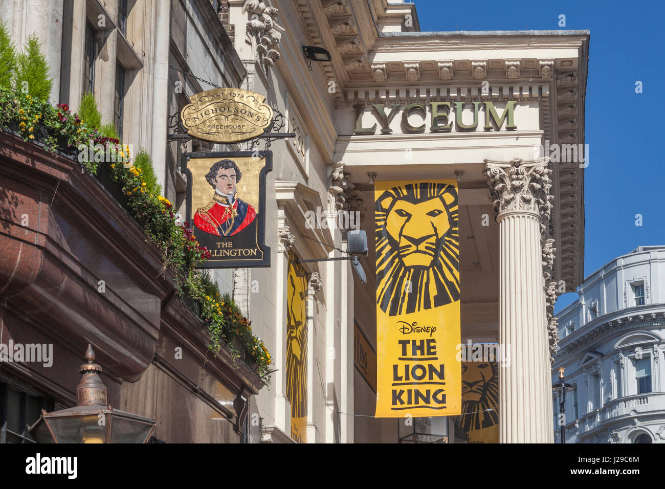 London, Westminster Lyceum Theatre e il Wellington public house visto dal filamento Foto Stock