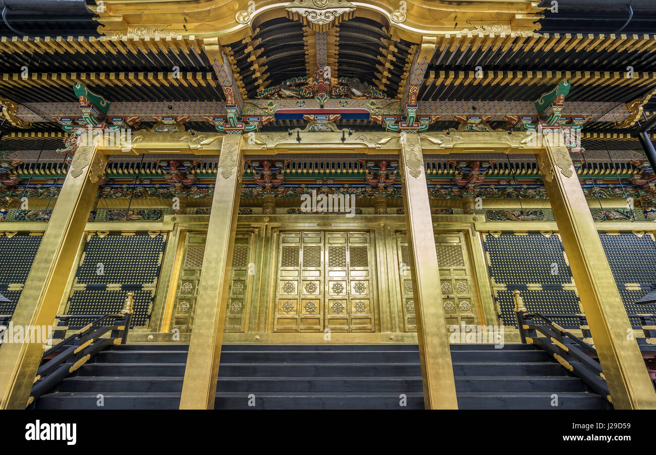 Parte anteriore stretto angolo di visione di Ueno il Santuario Toshogu che sancisce Tokugawa Ieyasu. Situato nel Parco di Ueno, Taito Ward, Tokyo. Foto Stock