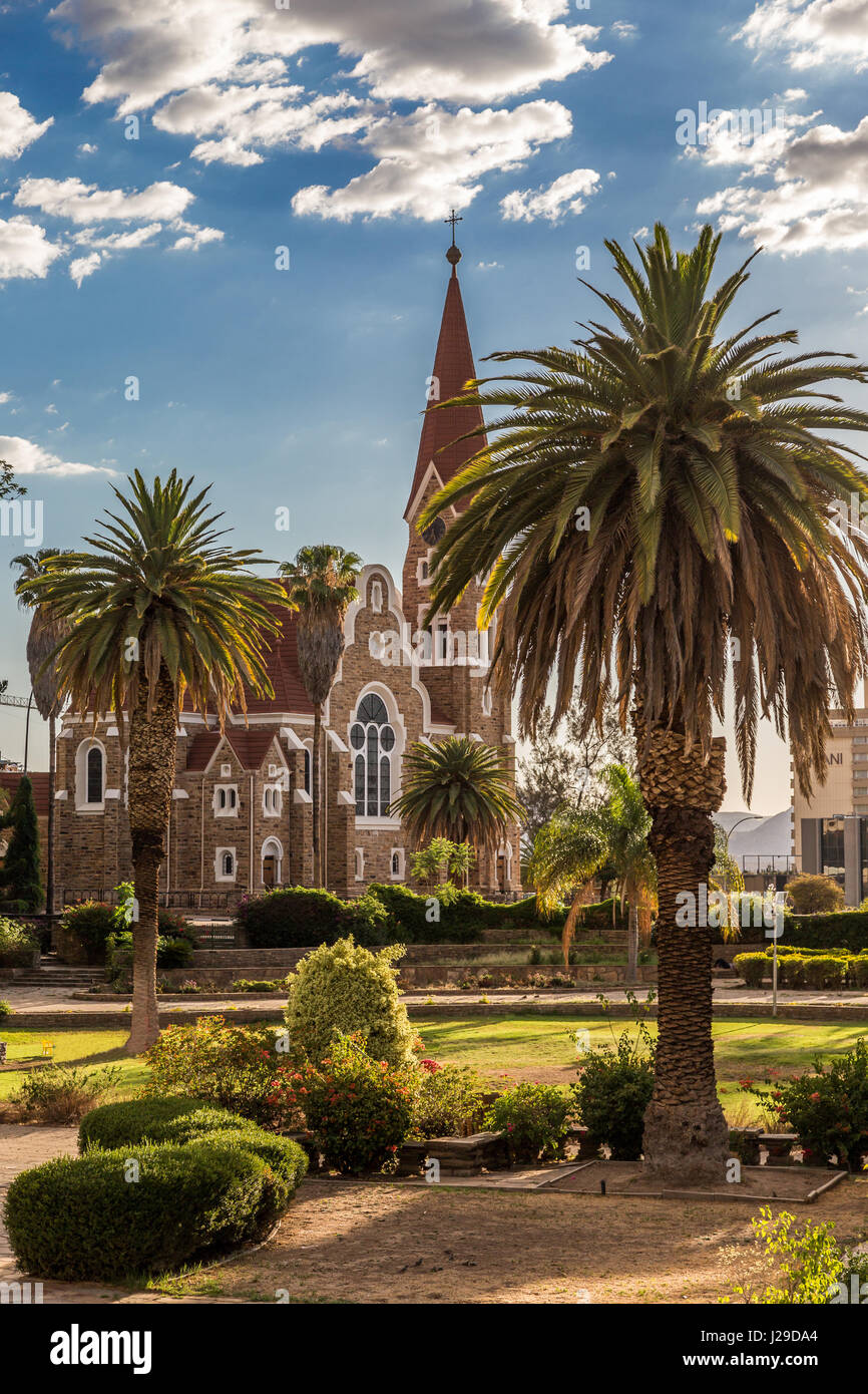 Luteran la Chiesa di Cristo e del parco con palme di fronte, a Windhoek, Namibia Foto Stock