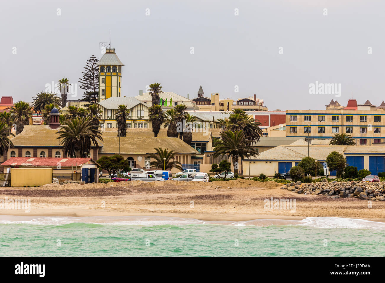Le onde e il litorale di Swakopmund tedesco città coloniale, Namibia Foto Stock