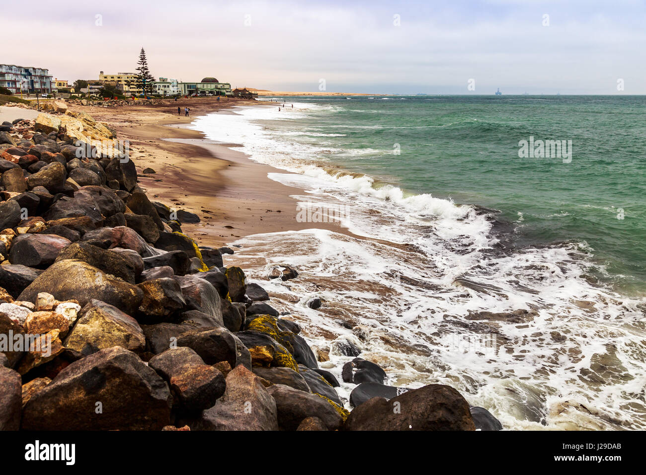 Le onde e il litorale di Swakopmund tedesco città coloniale, Namibia Foto Stock