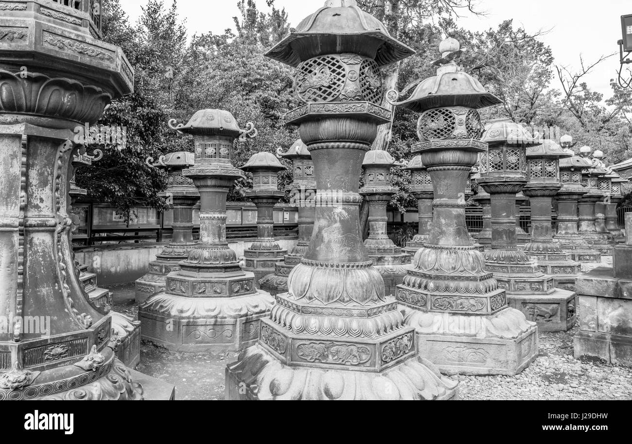 Grande gruppo giapponese di lanterne tradizionali o le torri faro (Toro, dai-doro). Ueno al Santuario di Toshogu cancello principale. Situato nel Parco di Ueno, Taito Ward, Tokyo Foto Stock