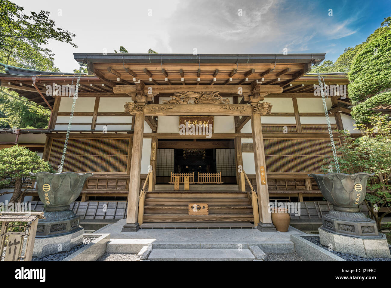 Kamakura, Giappone. Hokoku-ji da Kencho-ji di Scuola Rinzai setta del Buddismo Zen. Conosciuto anche come tempio di bambù perché il suo famoso giardino di bambù Foto Stock