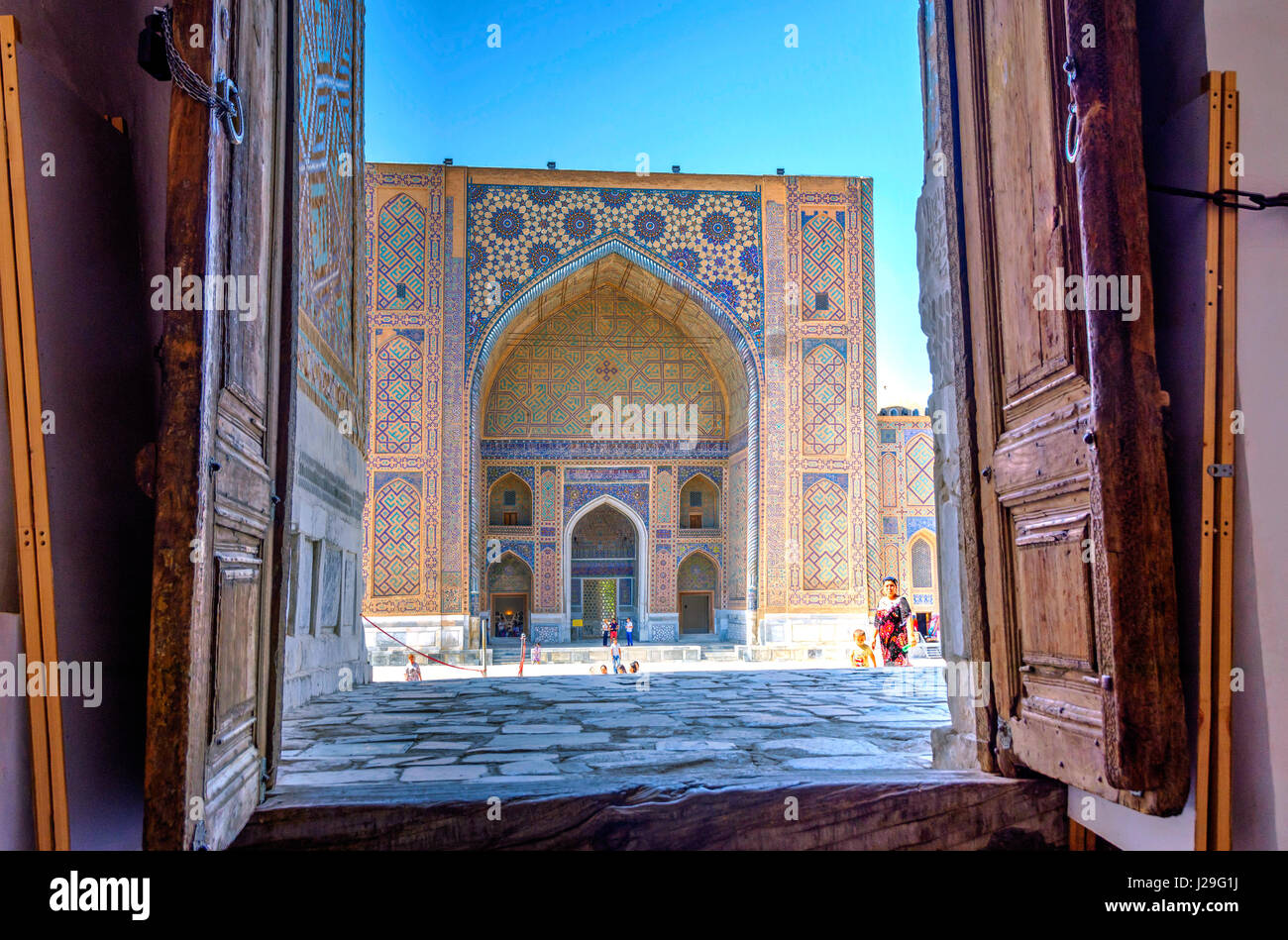 Samarcanda, Uzbekistan - 28 agosto: persone che visitano Ulugh Beg Madrasah Madrasah in Registan famoso segno distintivo di Samarcanda, Uzbekistan. Agosto 2016 Foto Stock