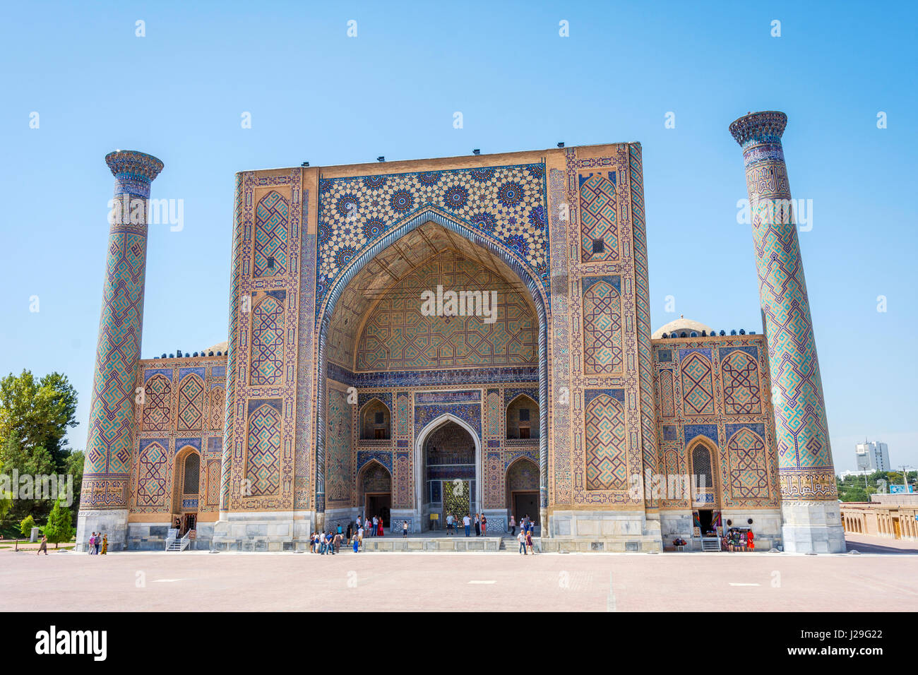 Samarcanda, Uzbekistan - 28 agosto: persone che visitano Ulugh Beg Madrasah Madrasah in Registan famoso segno distintivo di Samarcanda, Uzbekistan. Agosto 2016 Foto Stock