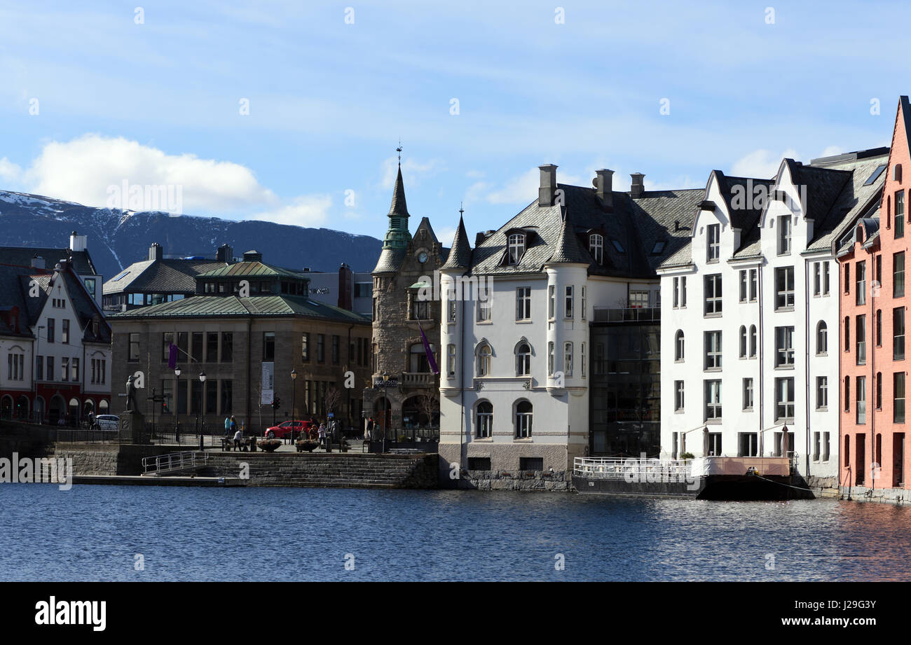 I palazzi in stile liberty sul lungomare del porto a Alesund. Ålesund, Møre og Romsdal, Norvegia. Foto Stock