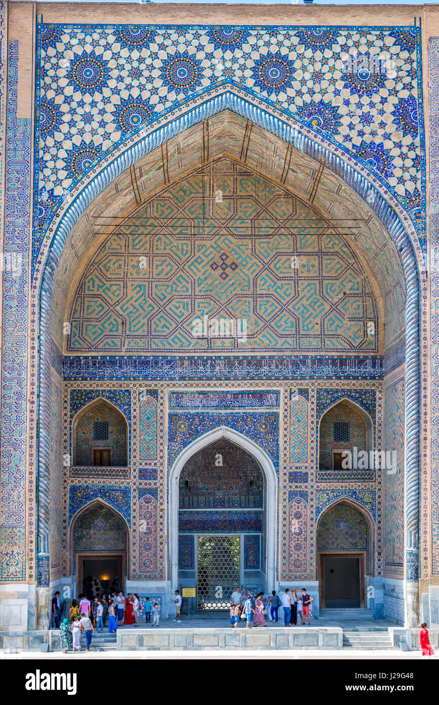 Samarcanda, Uzbekistan - 28 agosto: persone che visitano Ulugh Beg Madrasah Madrasah in Registan famoso segno distintivo di Samarcanda, Uzbekistan. Agosto 2016 Foto Stock
