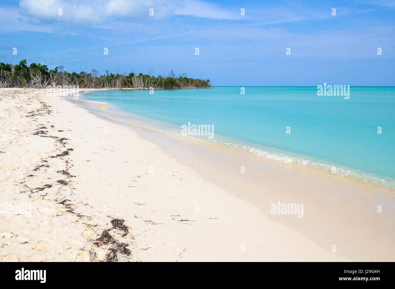 Da solo in una zona appartata spiaggia di sabbia bianca nel tropical Cayo Levisa isola di Cuba Foto Stock