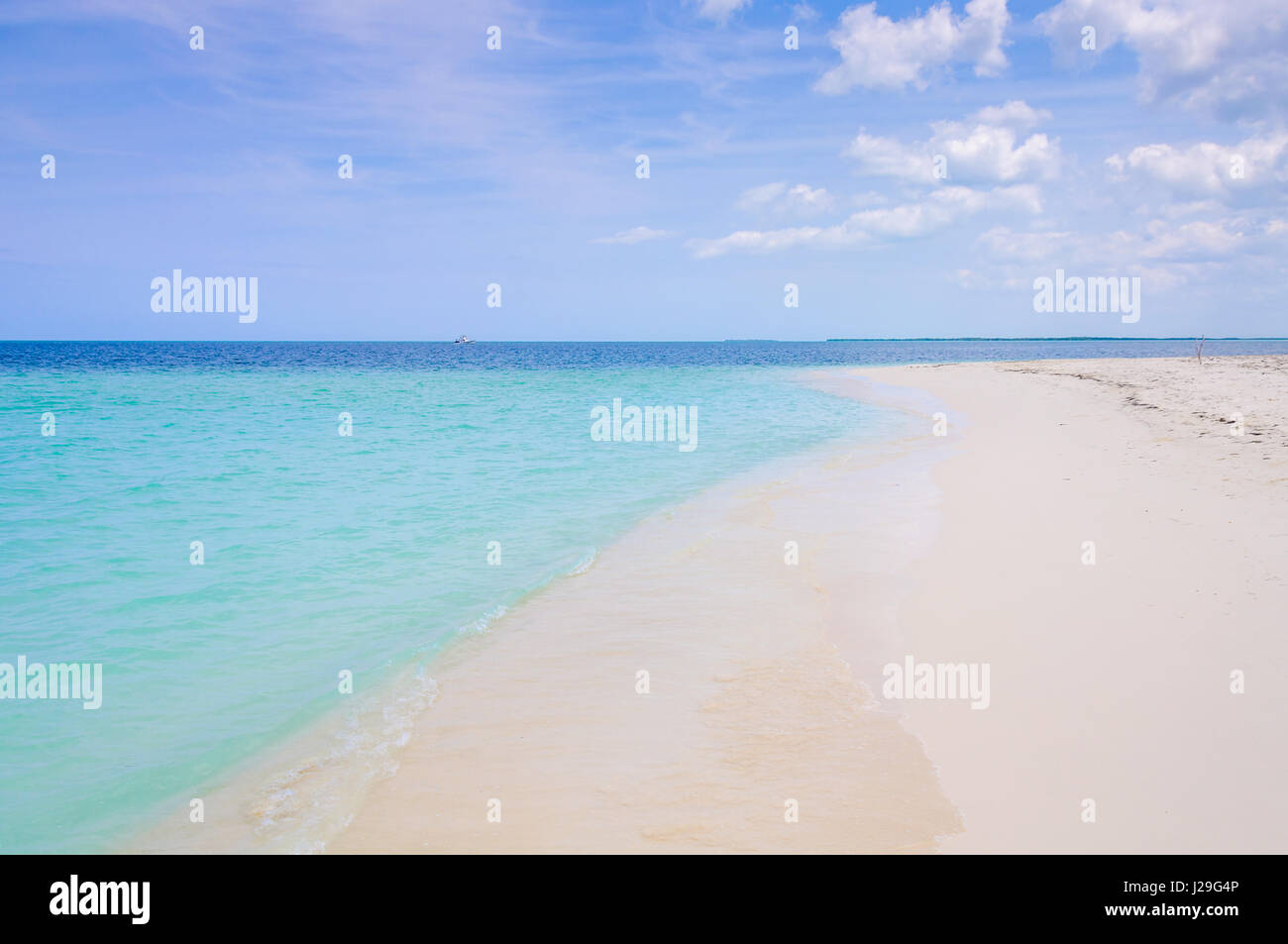 Da solo in una zona appartata spiaggia di sabbia bianca nel tropical Cayo Levisa isola di Cuba Foto Stock