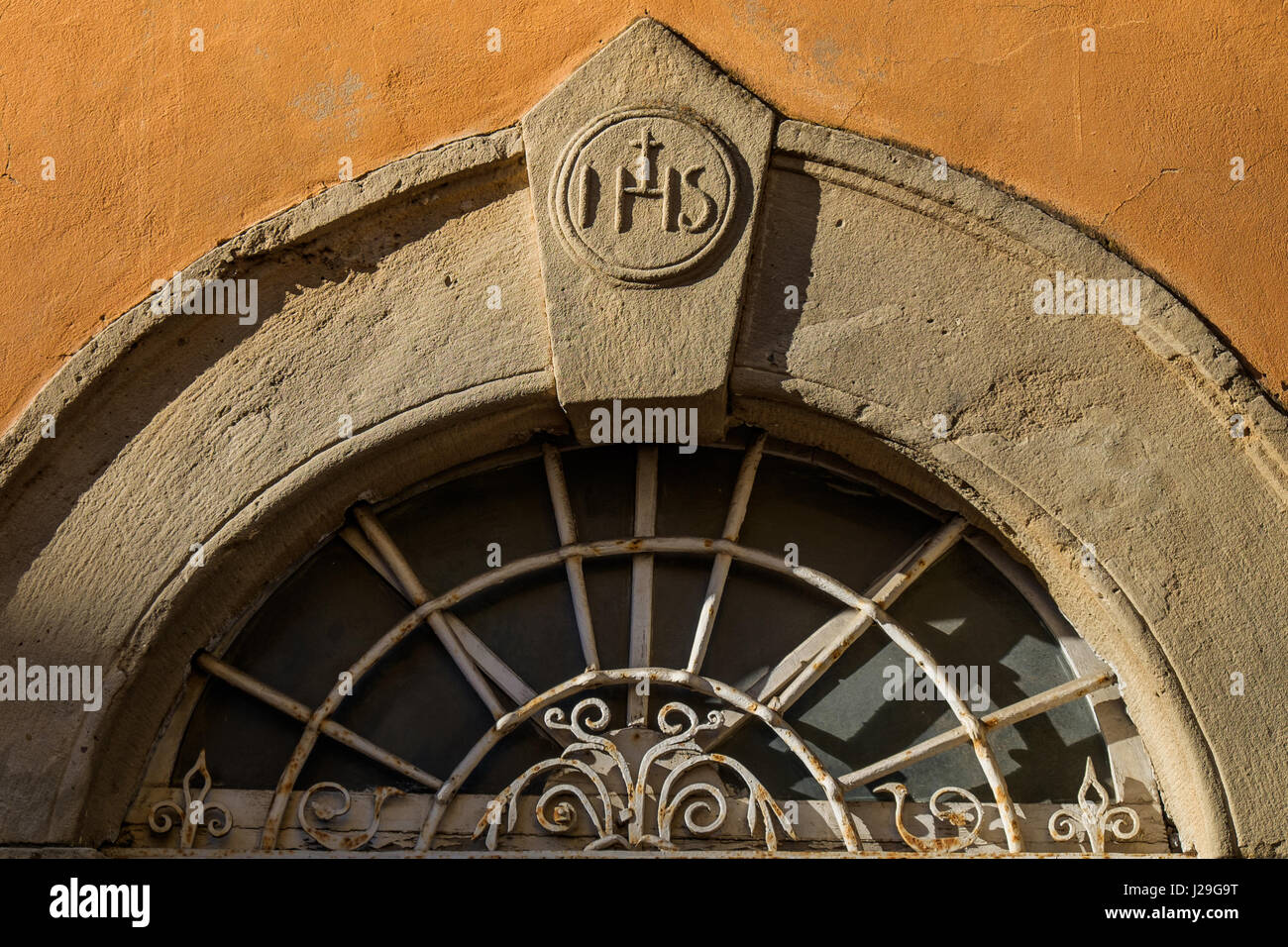 GUARDISTALLO Pisa, Italia - Particolari della porta con la sigla IHS  trascrizione latina dell'abbreviazione del nome greco di Gesù (Gesù Hominu  Sal Foto stock - Alamy