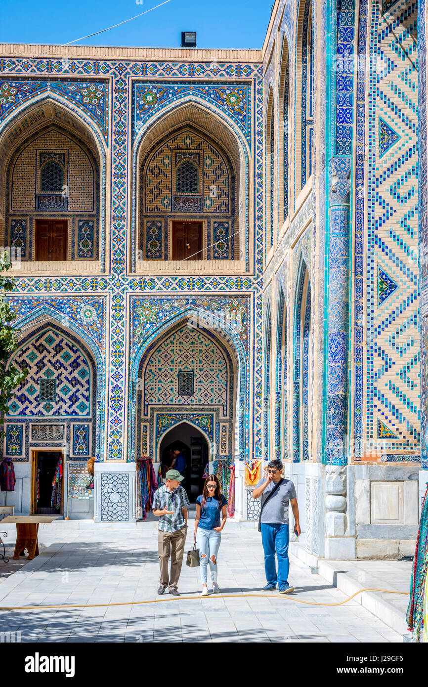 Samarcanda, UZBEKISTAN - 8 agosto: la gente camminare in colorate atrium piena di mosaici, Registan, famoso punto di riferimento di Samarcanda. Agosto 2016 Foto Stock