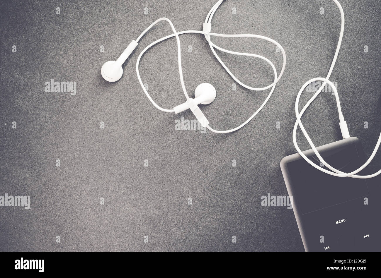 Apple ipod classic music player su un superficie di pietra - vista superiore Foto Stock