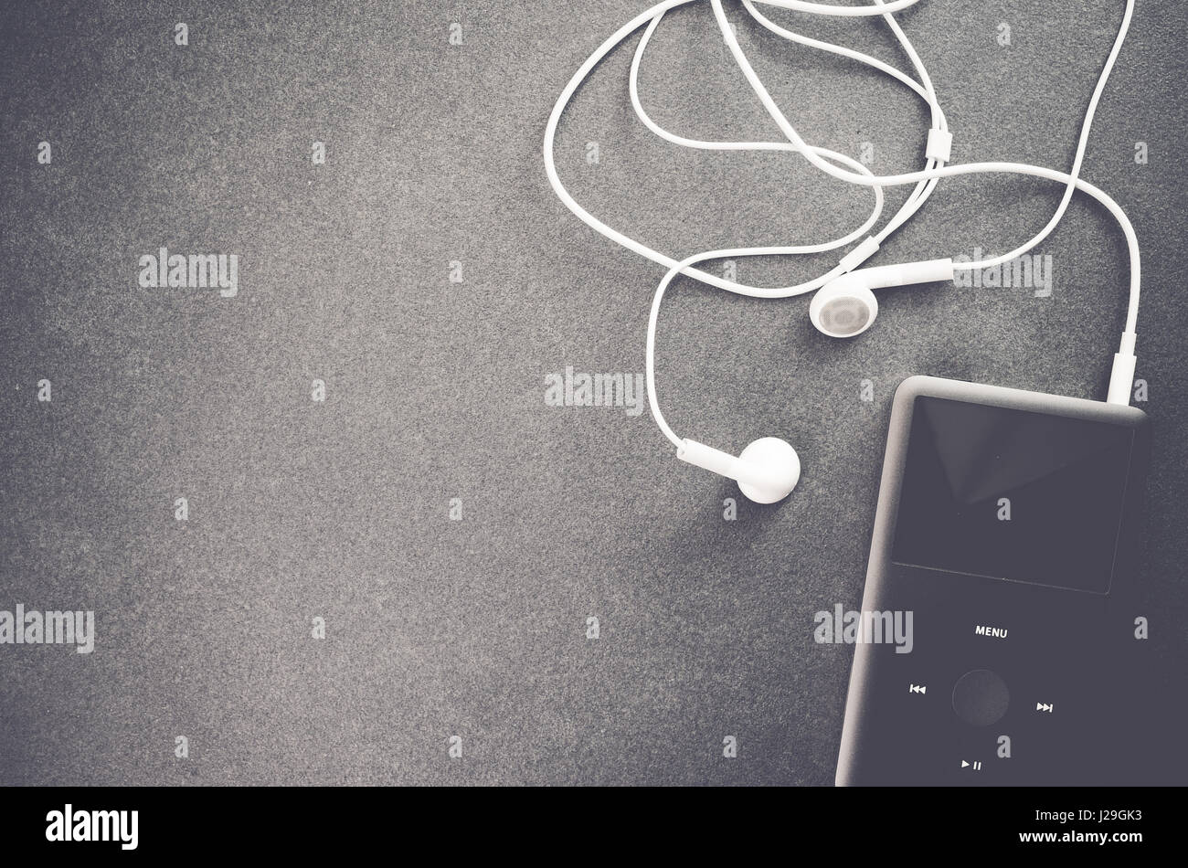 Apple ipod classic music player su un superficie di pietra - vista superiore Foto Stock