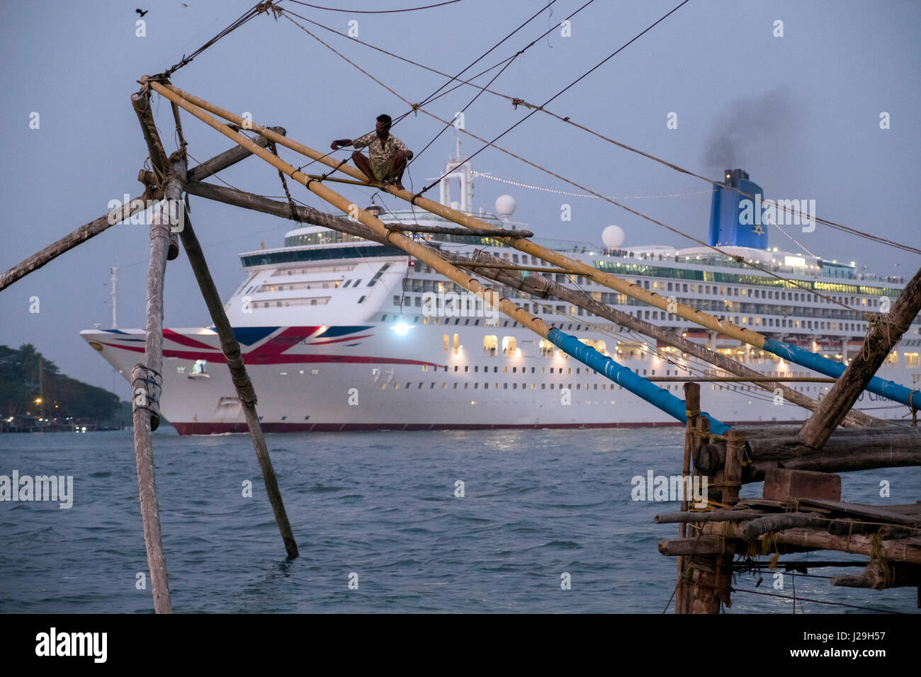 Una nave da crociera vele lungo la spiaggia della città di Kochi Foto Stock