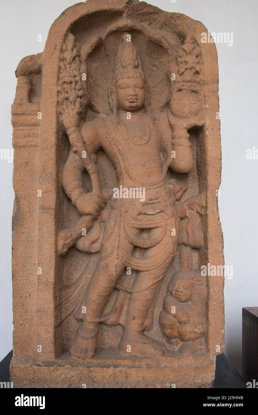 Sri Lanka, Colombo, Museo Nazionale aka Sri Lanka il Museo Nazionale, il museo più grande in Sri Lanka. Pietra di guardia, xii secolo D.C. Foto Stock