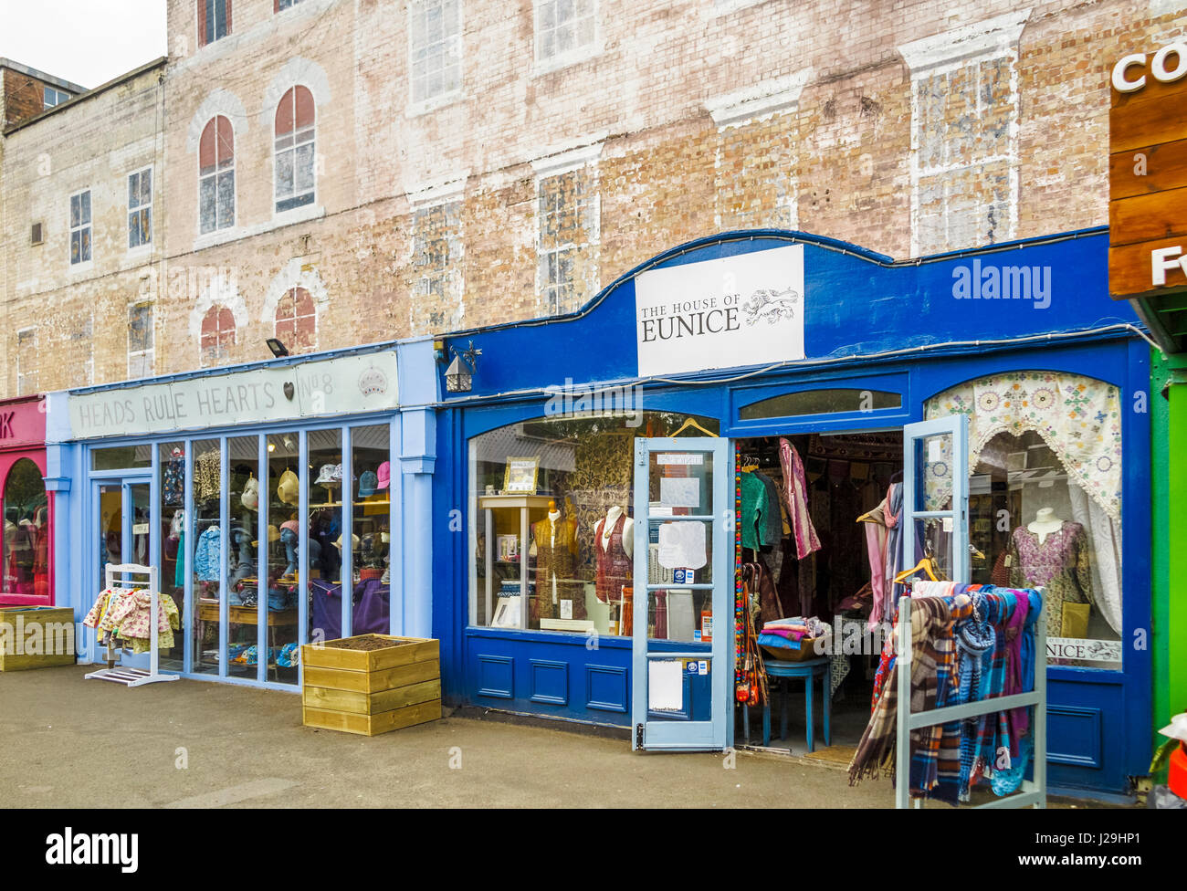 Botteghe artigiane a Gabriel's Wharf sulla South Bank, Upper Ground, London SE1, un ben noto e popolare riverside marketplace con interessanti negozi Foto Stock