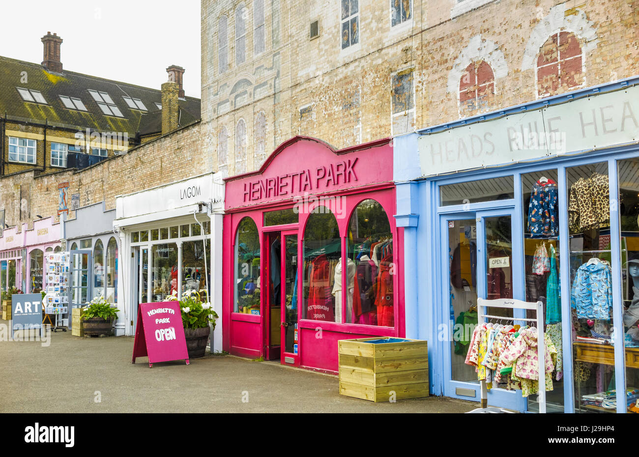 Botteghe artigiane a Gabriel's Wharf sulla South Bank, Upper Ground, London SE1, un ben noto e popolare riverside marketplace con interessanti negozi Foto Stock