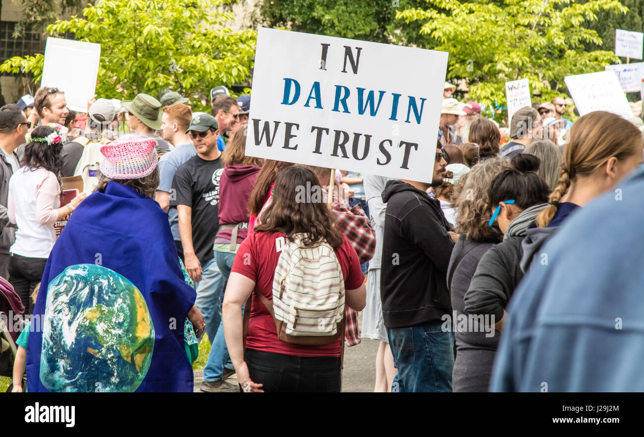 Aprile 22, 2017 - Santa Rosa, CA. Stati Uniti d'America - manifestanti marzo per la scienza sulla Giornata della Terra. Foto Stock