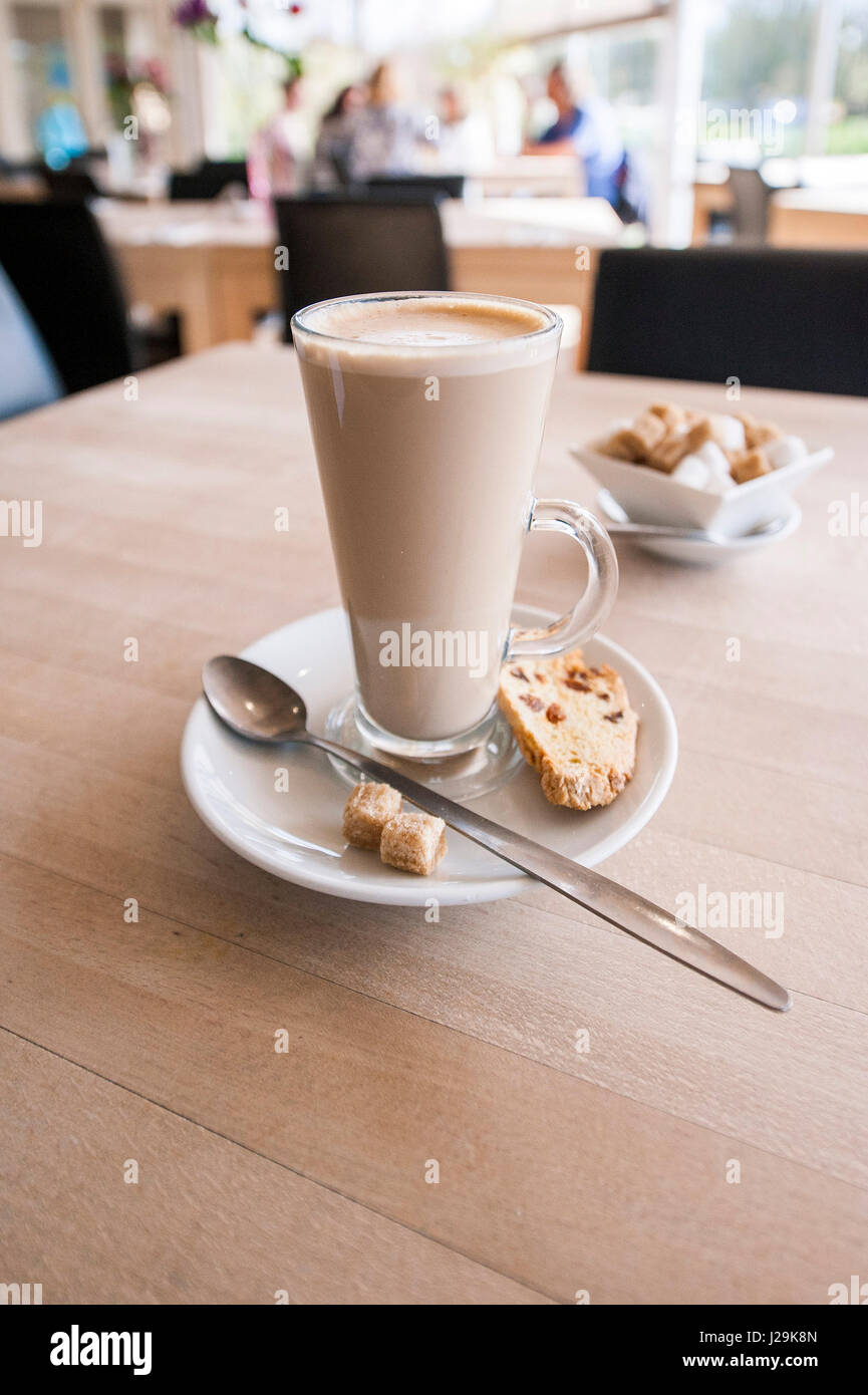 Latte caffè cubetti di zucchero cucchiaio Biscotti biscotto Coppa pausa caffè caffè ristoro tempo interno rinfrescante Cafe Ristorante Foto Stock