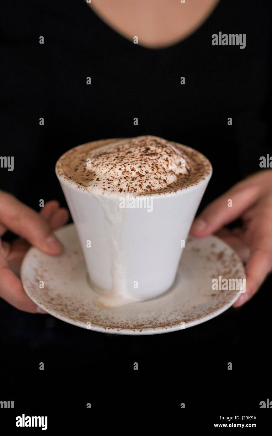 Cappuccino con tazza di caffè caffè piattino spuma cioccolato spruzza serve pausa caffè italiano di ristoro Foto Stock