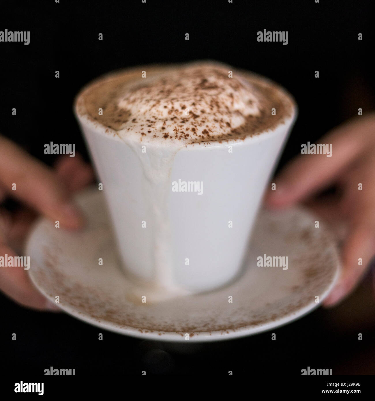 Cappuccino con tazza di caffè caffè piattino spuma cioccolato spruzza serve pausa caffè italiano di ristoro Foto Stock