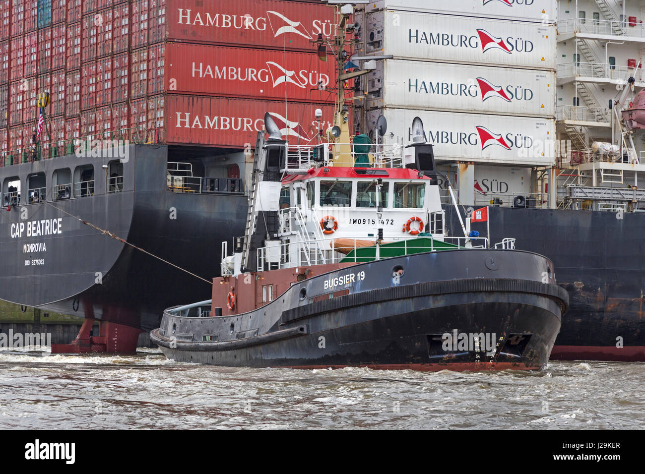Contenitore tappo nave beatrice tirato da un rimorchiatore a traino, dal porto di Amburgo, Germania, Europa Foto Stock