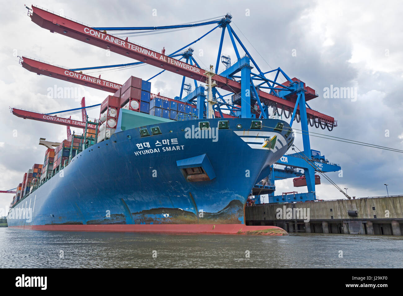 Nave portacontainer hyundai smart, containerterminal altenwerder, dal porto di Amburgo, Amburgo Germania Foto Stock