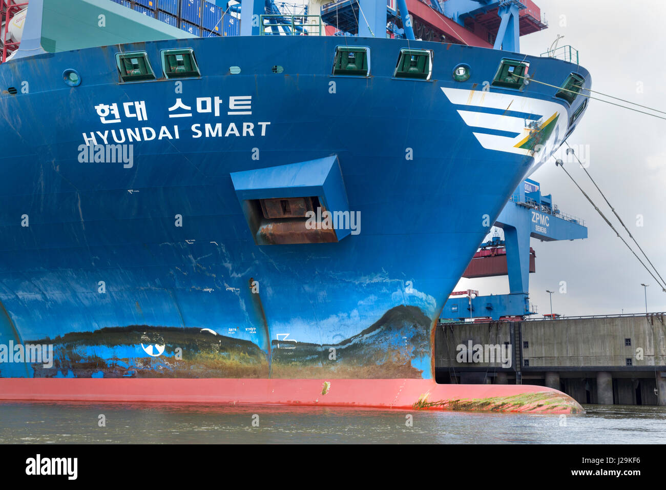 Nave portacontainer hyundai smart, containerterminal altenwerder, dal porto di Amburgo, Amburgo Germania Foto Stock