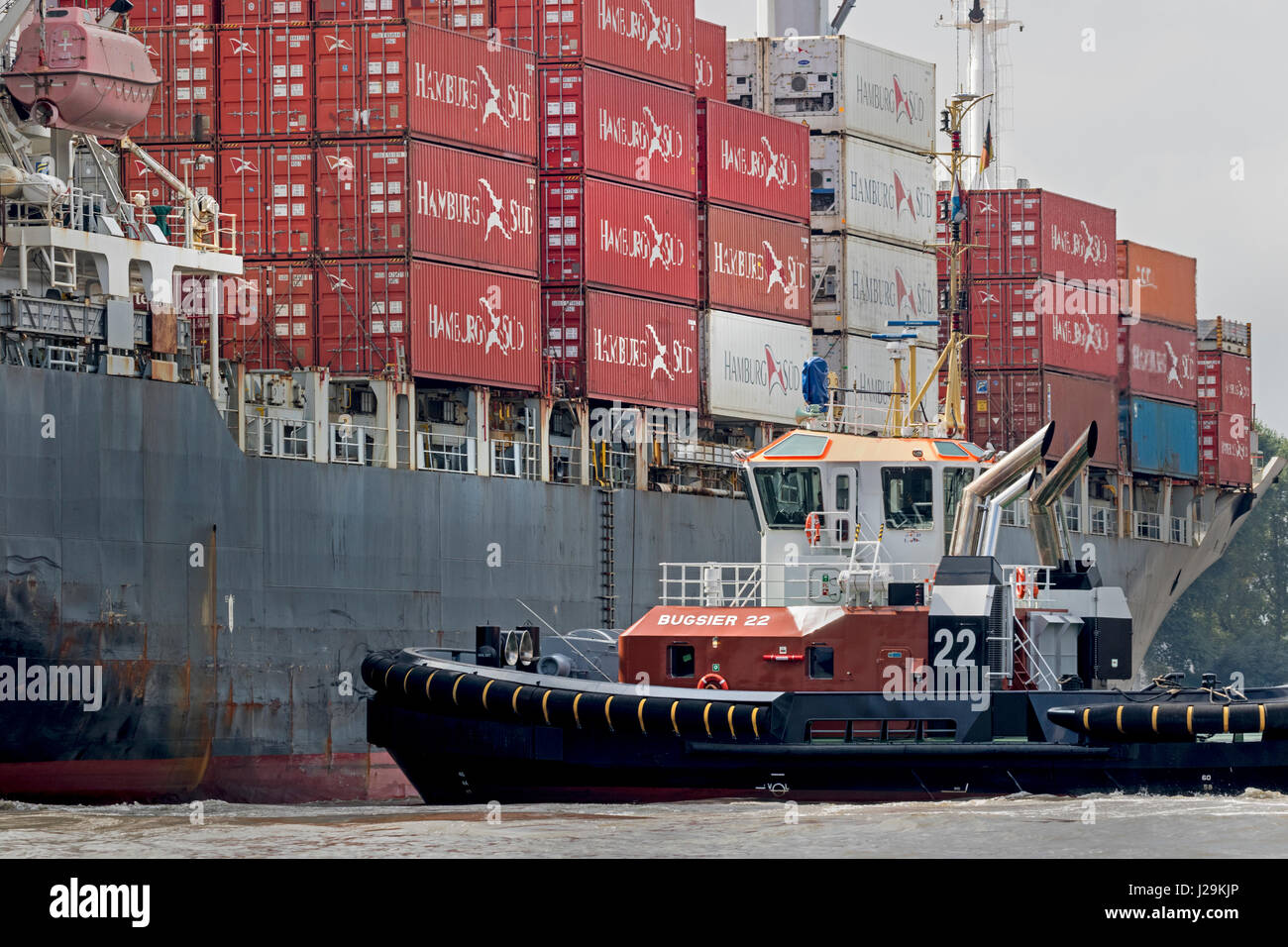 Rimorchiatore e nave container sul fiume Elba al porto di Amburgo, Amburgo, Germania, Europa Foto Stock