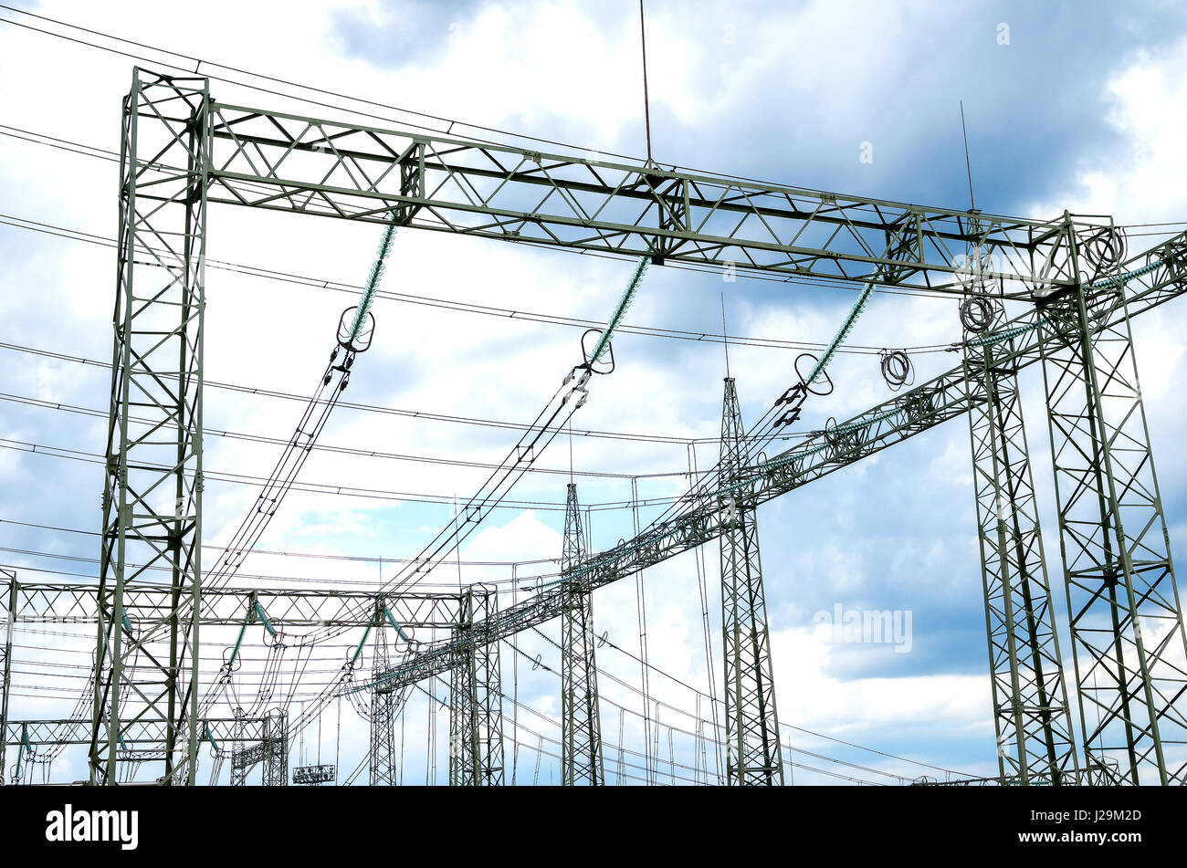 La distribuzione di energia elettrica. Elementi del pilone elettrico - isolatori cavi e dispositivi di fissaggio Foto Stock