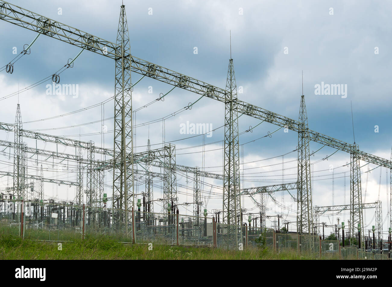 Una sottostazione elettrica passi verso il basso di energia elettrica ad alta tensione per il mercato nazionale e la distribuzione commerciale Foto Stock