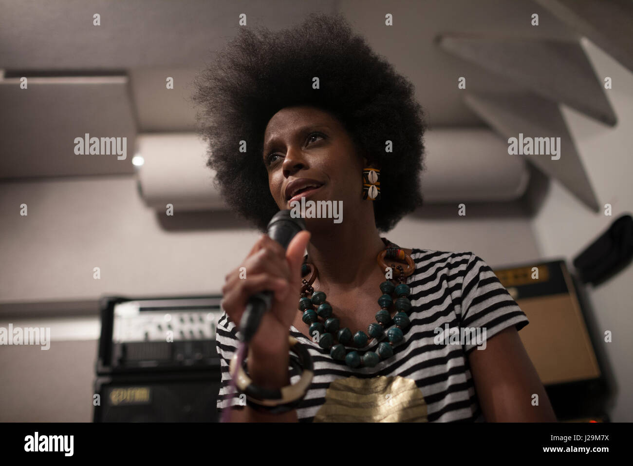 Il cantante esegue in uno studio di registrazione Foto Stock