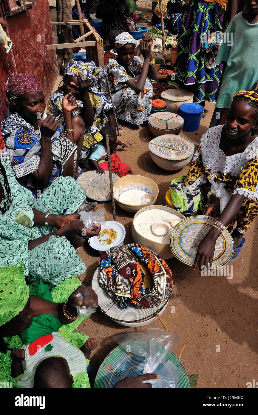 Africa, Mali, Djenne, scena del mercato, molto vivace ogni lunedì, Peuhl donne vendono latticini, prodotto del loro allevamento Foto Stock