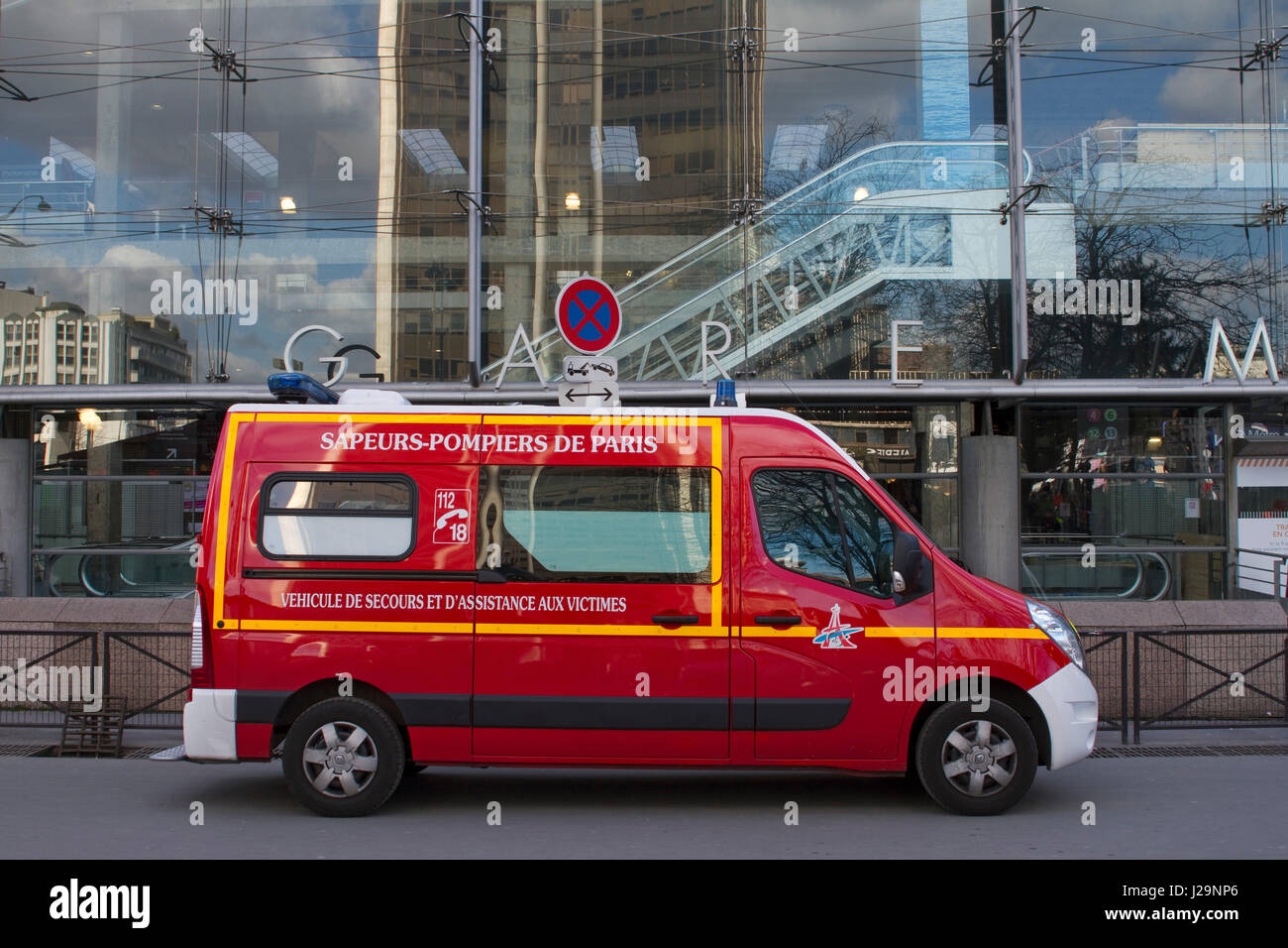 Francia, Parigi, la stazione di Montparnasse, fire fighters vehicule vicino alla Porte Oceane Foto Stock