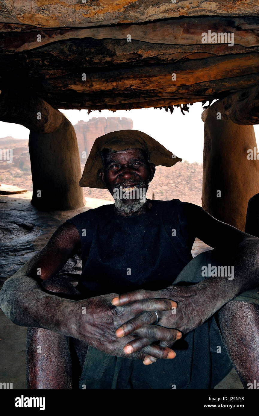 Africa, Mali, Pays Dogon, villaggi lungo la scarpata Bandiagara, capo di stato sotto il rifugio di incontro Foto Stock