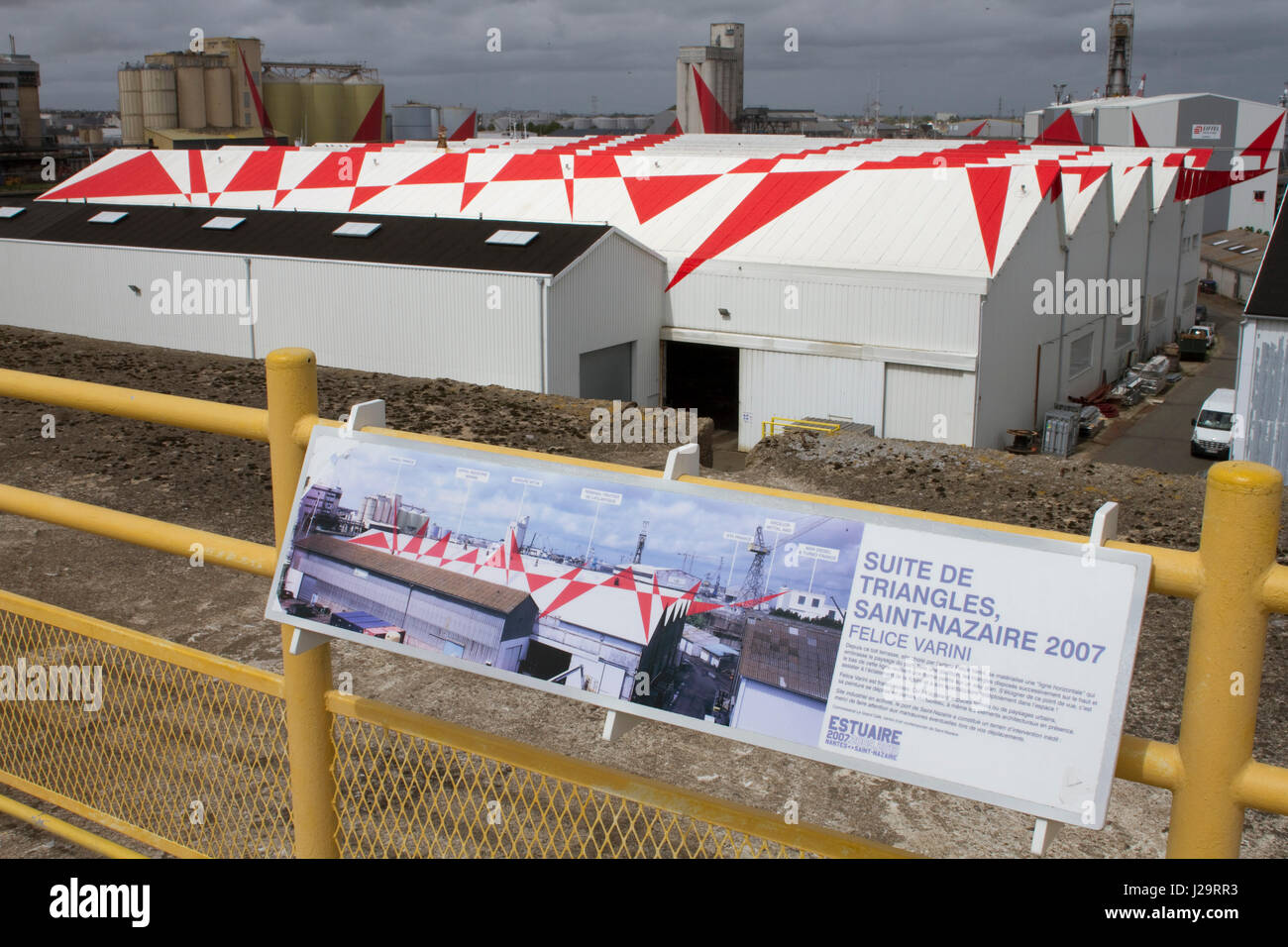 Francia, Loire-Atlantique, Saint-Nazaire, opera d'arte "Suite de triangoli' da Felice Varini, 2007. Credito: Felice Varini Foto Stock