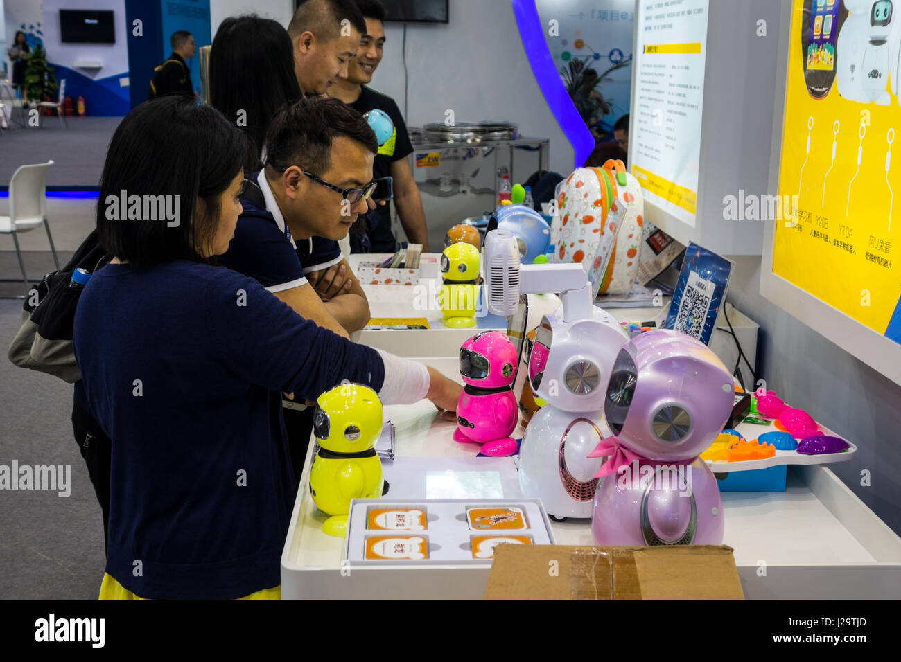 I clienti che hanno visualizzato compagno robot in Cina Foto Stock