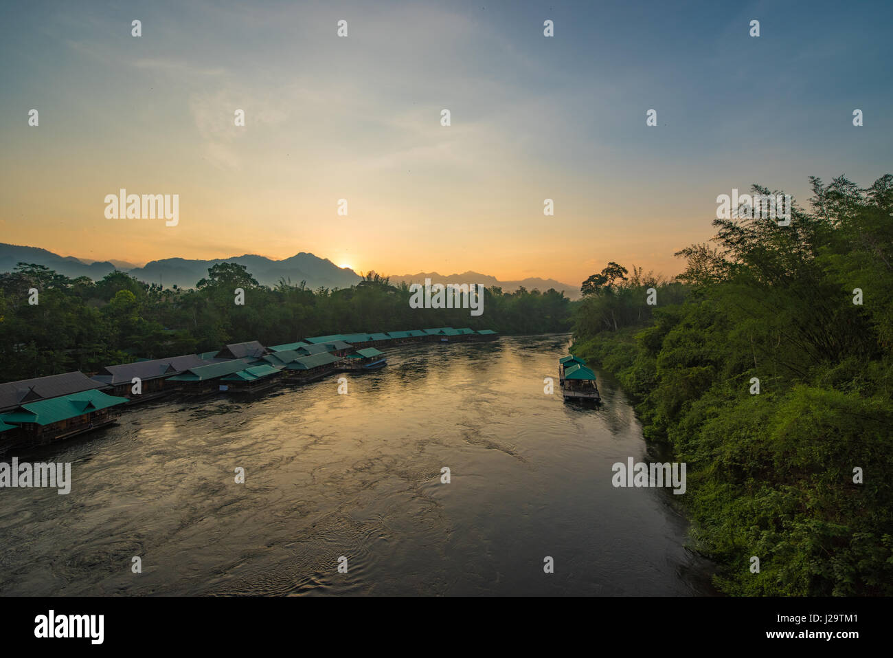 Alba sul fiume Khwae Foto Stock