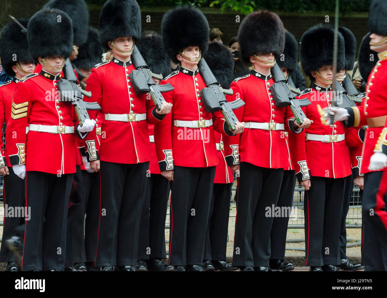 Londra - Giugno 13, 2015: Membri della Regina della Guardia Reale stand ad attenzione in un Trooping della processione di colore per un evento sul Mall. Foto Stock
