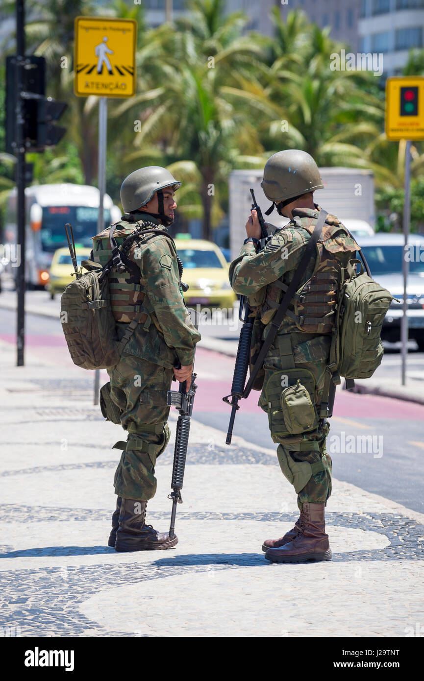 RIO DE JANEIRO - 15 febbraio 2017: due soldati dell esercito in pieno il camuffamento uniformi stand con fucili a canna rigata sulla spiaggia di Copacabana durante uno sciopero di polizia. Foto Stock