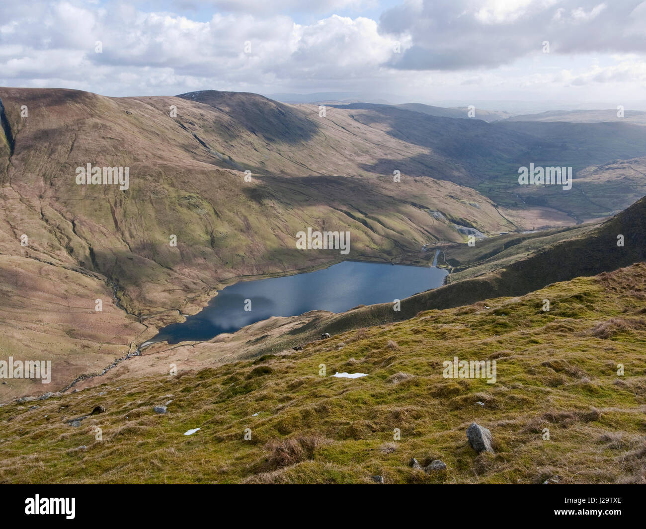 Kentmere serbatoio con le piste di luccio Kentmere aumenti oltre il Kentmere "ferro di cavallo", una famosa collina a piedi nel Lake District inglese Foto Stock