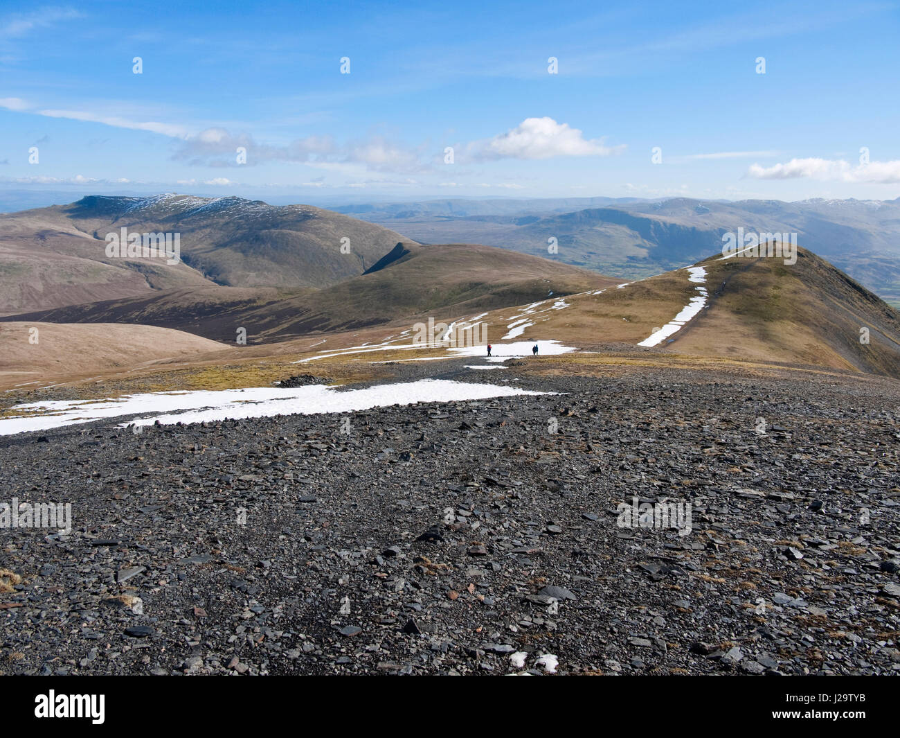 Vista verso sud dal vertice di Skiddaw al piccolo uomo (R) e Lonscale cadde (centro). Blencathra sorge a sinistra su comune Mungrisdale Foto Stock