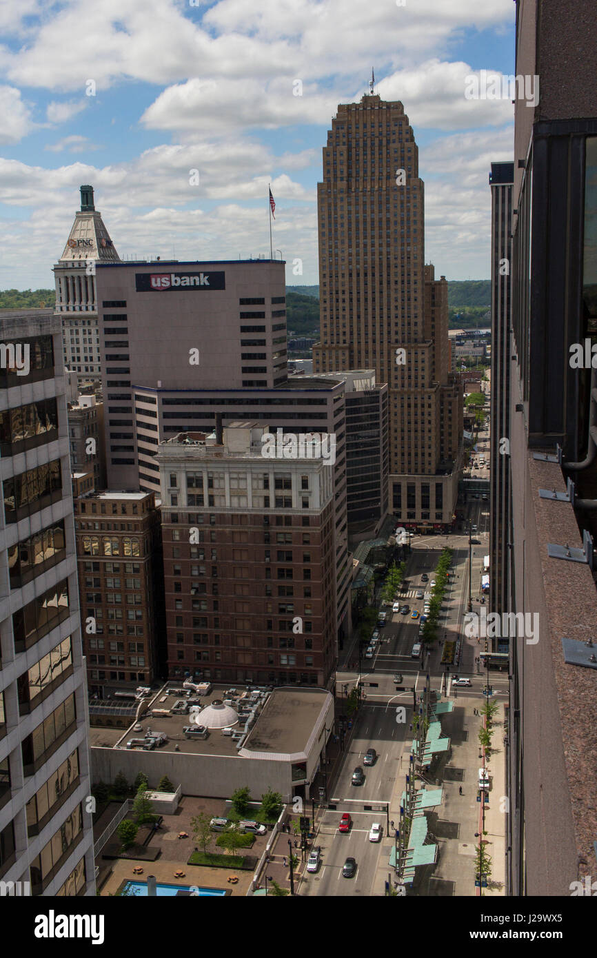 Fotografia scattata a Cincinnati, Ohio raffigurante il Carew Tower e la quinta strada con gli altri edifici della città. Foto Stock