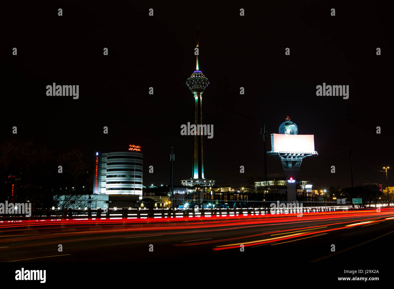 Si tratta di Milad Tower a Teheran uno del famoso simbolo di Teheran ma uno nuovo. Foto Stock