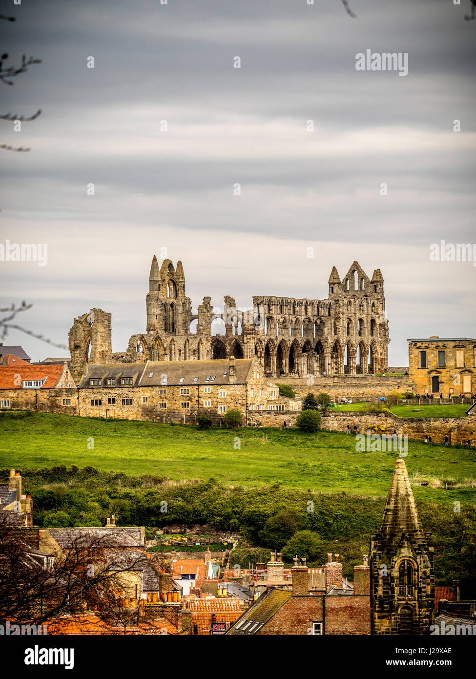 Whitby Abbey visto da giardini Pannet, Whitby, Regno Unito. Foto Stock