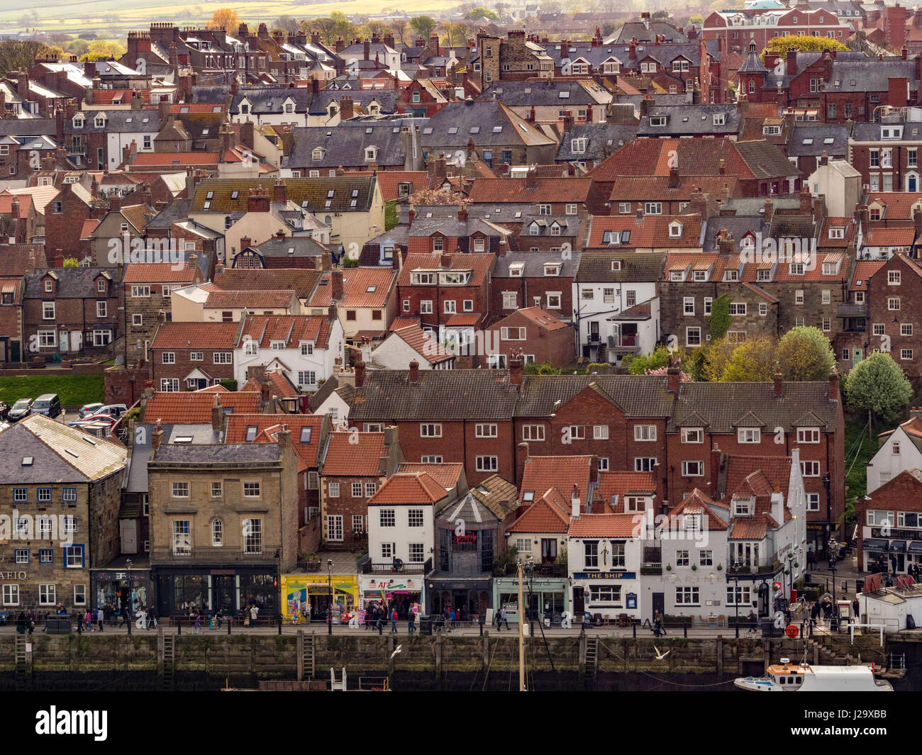 Muro del porto di whitby town immagini e fotografie stock ad alta